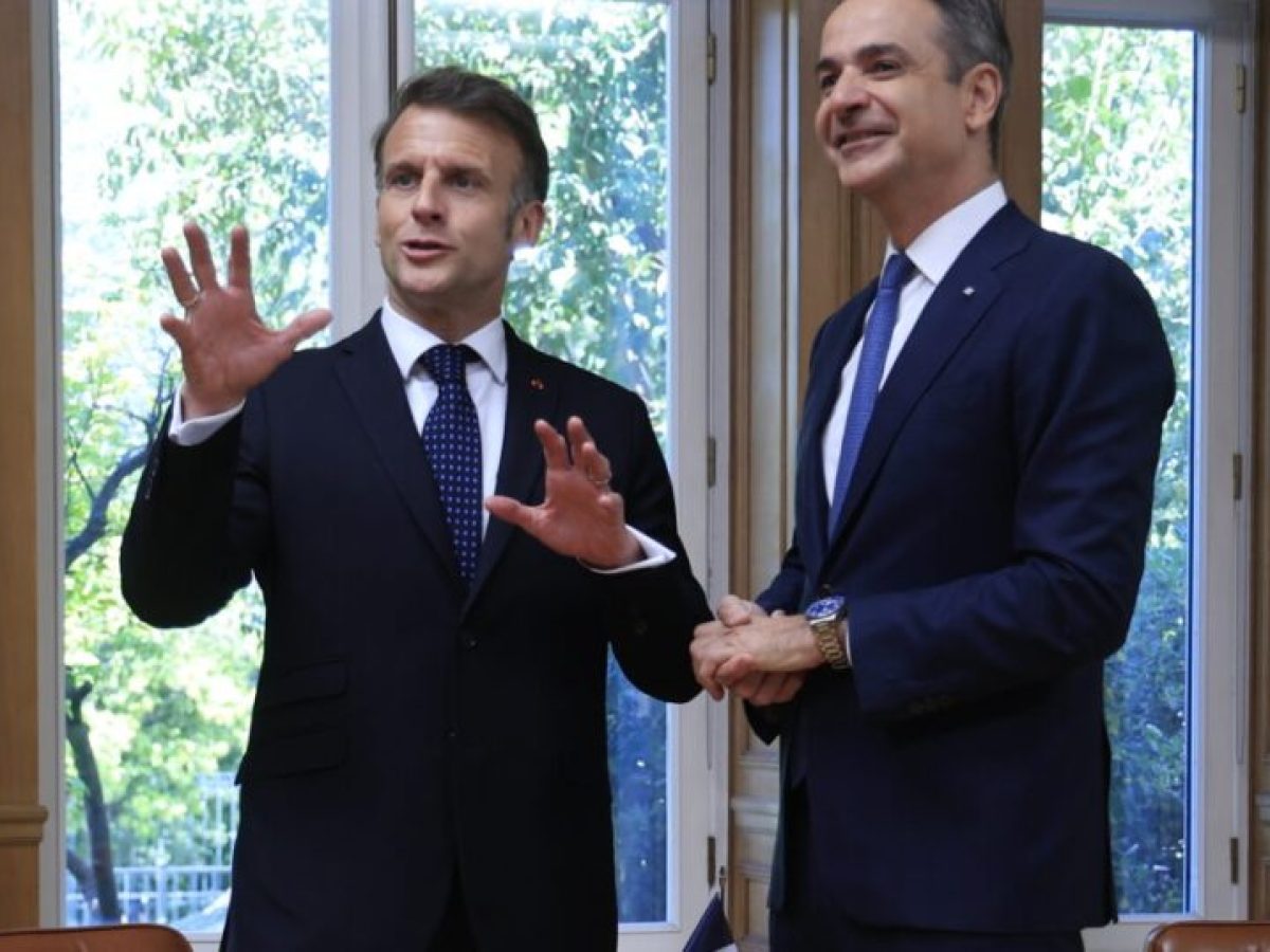 Τα δώρα του Μακρόν στον Μητσοτάκη: Το ποδήλατο με τα αρχικά Κ.Μ. και το ιδιαίτερο βάζο