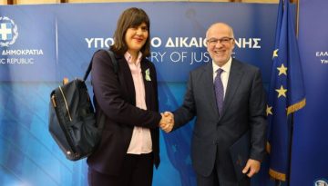 Τα ήξεις αφήξεις της Κοβέσι από το Φόρουμ των Δελφών και ο θεατής Φλωρίδης που έσπευσε να συμμορφωθεί