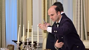 &Tau;&omicron; &mu;&epsilon;&nu;&omicron;ύ &tau;&eta;&sigmaf; &Pi;&rho;&omicron;&epsilon;&delta;&rho;ί&alpha;&sigmaf; &mu;&epsilon; &upsilon;&pi;&omicron;&gamma;&rho;&alpha;&phi;ή &tau;&omicron;&upsilon; &sigma;&epsilon;&phi; &Beta;. &Mu;&pi;έ&kappa;&alpha;