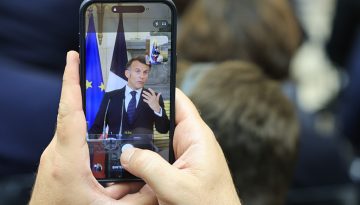 &Tau;&omicron; &nu;έ&omicron; &delta;ί&delta;&upsilon;&mu;&omicron; &iota;&sigma;&chi;ύ&omicron;&sigmaf; &Alpha;&theta;ή&nu;&alpha;&sigmaf;-&Pi;&alpha;&rho;&iota;&sigma;&iota;&omicron;ύ: &Tau;&alpha; &mu;&eta;&nu;ύ&mu;&alpha;&tau;&alpha; &Mu;&alpha;&kappa;&rho;ό&nu; &sigma;&tau;&iota;&sigmaf; &laquo;&alpha;&pi;&epsilon;&iota;&lambda;έ&sigmaf;&raquo;, &omicron; &laquo;&kappa;&omicron;&iota;&nu;ό&sigmaf; &delta;&rho;ό&mu;&omicron;&sigmaf;&raquo; &kappa;&alpha;&iota; &eta; &omicron;&iota;&kappa;&omicron;&upsilon;&mu;&epsilon;&nu;&iota;&kappa;ή &sigma;&kappa;έ&psi;&eta;