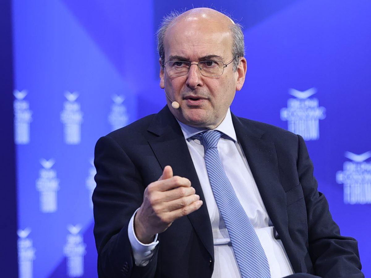 Το «σεμνά και ταπεινά» του Χατζηδάκη, η αυτοσυγκράτηση και η αναδίπλωση