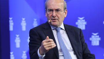 &Tau;&omicron; &laquo;&sigma;&epsilon;&mu;&nu;ά &kappa;&alpha;&iota; &tau;&alpha;&pi;&epsilon;&iota;&nu;ά&raquo; &tau;&omicron;&upsilon; &Chi;&alpha;&tau;&zeta;&eta;&delta;ά&kappa;&eta;, &eta; &alpha;&upsilon;&tau;&omicron;&sigma;&upsilon;&gamma;&kappa;&rho;ά&tau;&eta;&sigma;&eta; &kappa;&alpha;&iota; &eta; &alpha;&nu;&alpha;&delta;ί&pi;&lambda;&omega;&sigma;&eta;