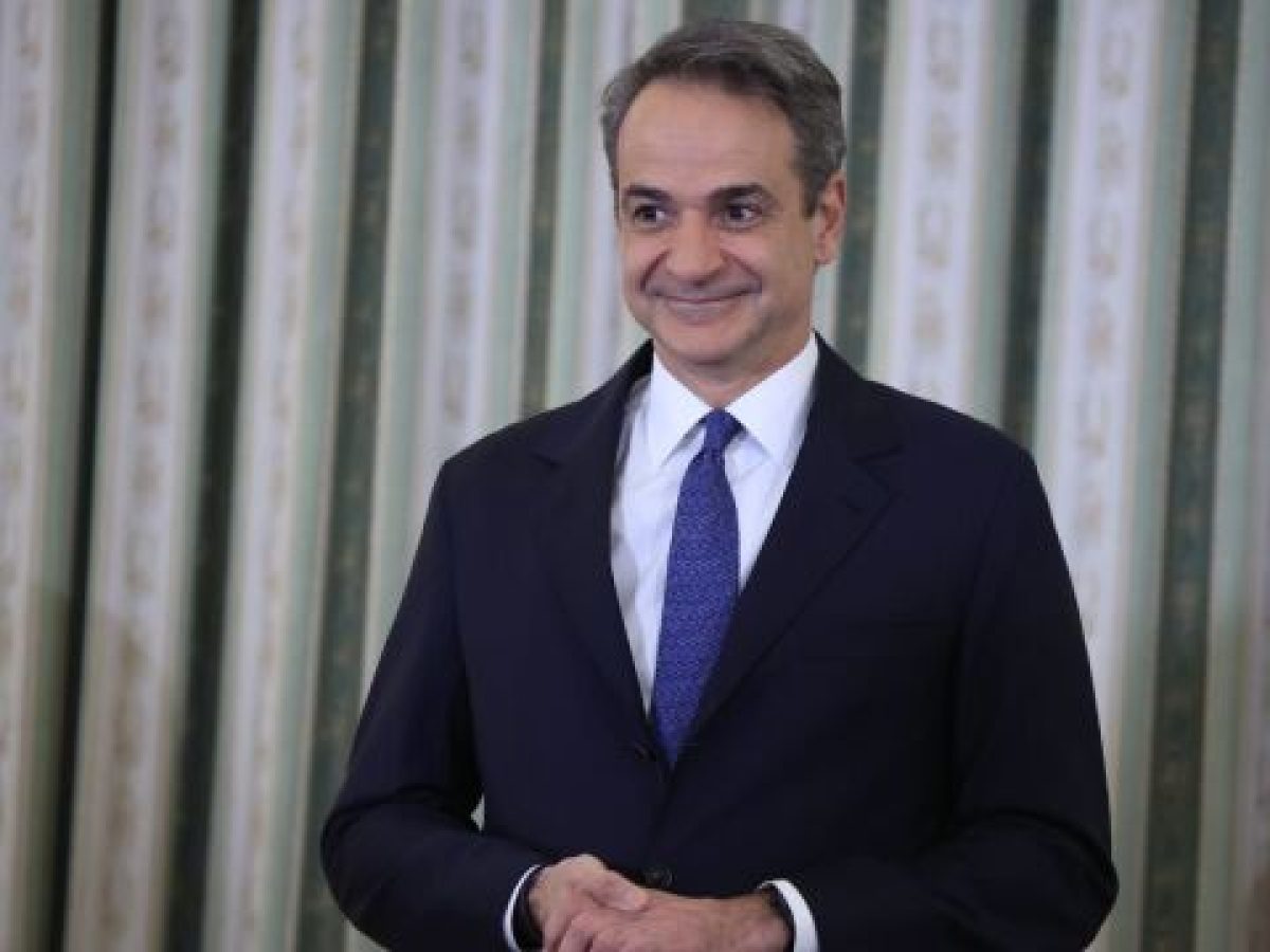 Το ταξίδι Μητσοτάκη στα Χανιά, το τζόκεϊ οι αποσκευές και η χαλαρή κουβέντα