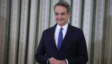 Το ταξίδι Μητσοτάκη στα Χανιά, το τζόκεϊ οι αποσκευές και η χαλαρή κουβέντα
