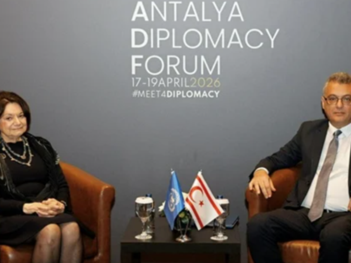 Τουρκία: Πόζαρε με τη σημαία του ψευδοκράτους η Ρόζμαρι Ντι Κάρλο του ΟΗΕ