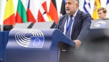 Τσιόδρας προς Κομισιόν: «Μέτρα για να σταματήσουν οι ψευδείς εκπτώσεις και οι κρυφές χρεώσεις από πλατφόρμες»