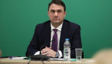 &Tau;&sigma;&omicron;&upsilon;&kappa;&alpha;&lambda;ά&sigmaf;: &laquo;&Eta; &kappa;&upsilon;&beta;έ&rho;&nu;&eta;&sigma;&eta; &Mu;&eta;&tau;&sigma;&omicron;&tau;ά&kappa;&eta; &epsilon;ί&nu;&alpha;&iota; &sigma;&epsilon; &alpha;&pi;&omicron;&delta;&rho;&omicron;&mu;ή &kappa;&alpha;&iota; &alpha;&upsilon;&tau;ό &delta;&epsilon;&nu; &alpha;&nu;&alpha;&sigma;&tau;&rho;έ&phi;&epsilon;&tau;&alpha;&iota;&raquo;