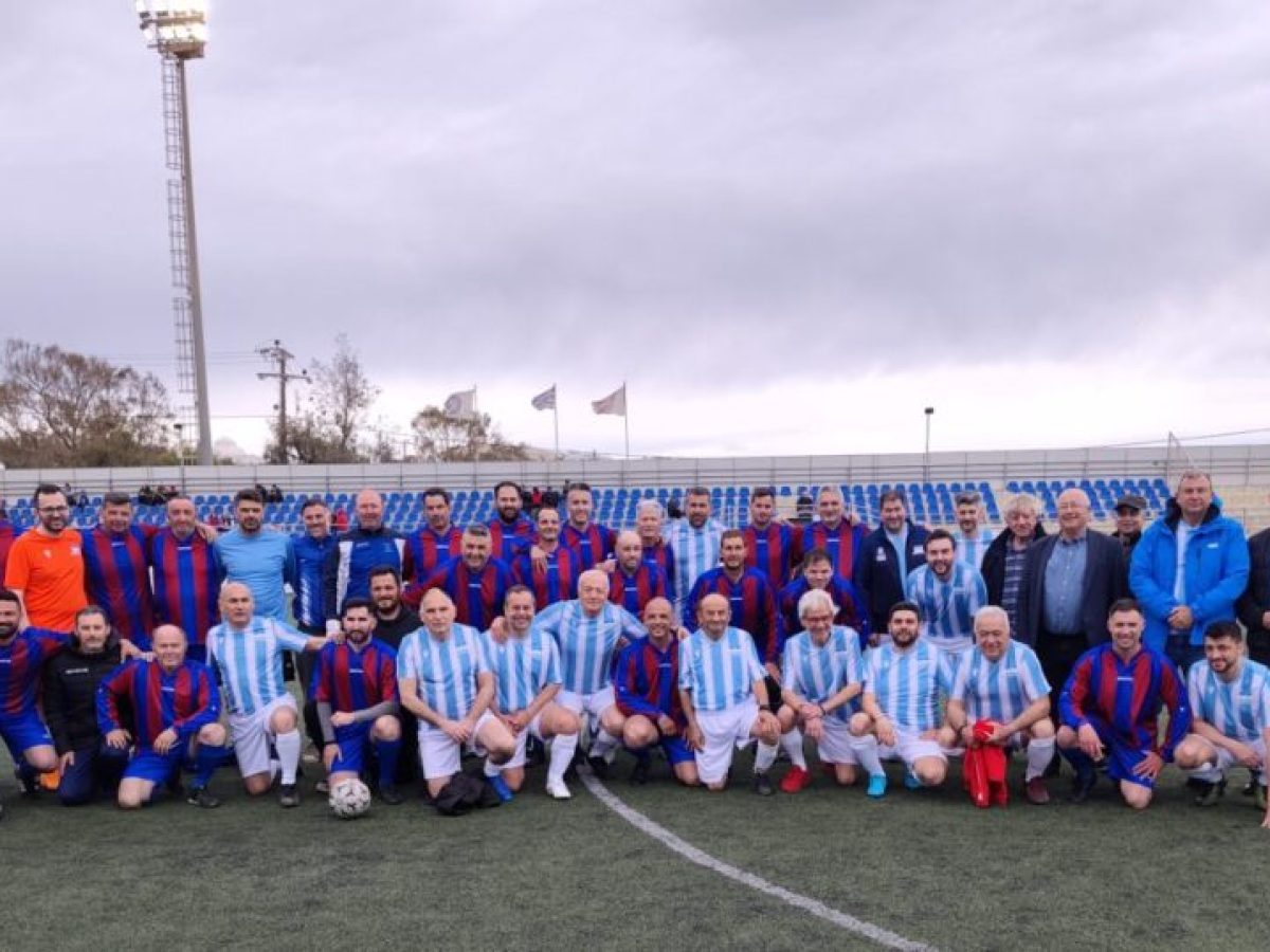 Βουλευτές στο γήπεδο της Σαντορίνης για καλό σκοπό – Από τα έδρανα στη σέντρα