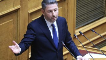 &Beta;&omicron;&upsilon;&lambda;&epsilon;&upsilon;&tau;έ&sigmaf; &tau;&omicron;&upsilon; &Sigma;&Upsilon;&Rho;&Iota;&Zeta;&Alpha; &laquo;&phi;&lambda;&epsilon;&rho;&tau;ά&rho;&omicron;&upsilon;&nu;&raquo; &mu;&epsilon; &tau;&omicron;&nu; &Nu;. &Alpha;&nu;&delta;&rho;&omicron;&upsilon;&lambda;ά&kappa;&eta;