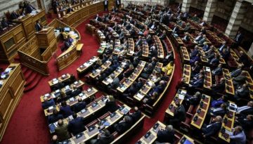 Βουλή: Αίτημα για εκλογές από Ανδρουλάκη, αιχμηρή απάντηση Χατζηδάκη