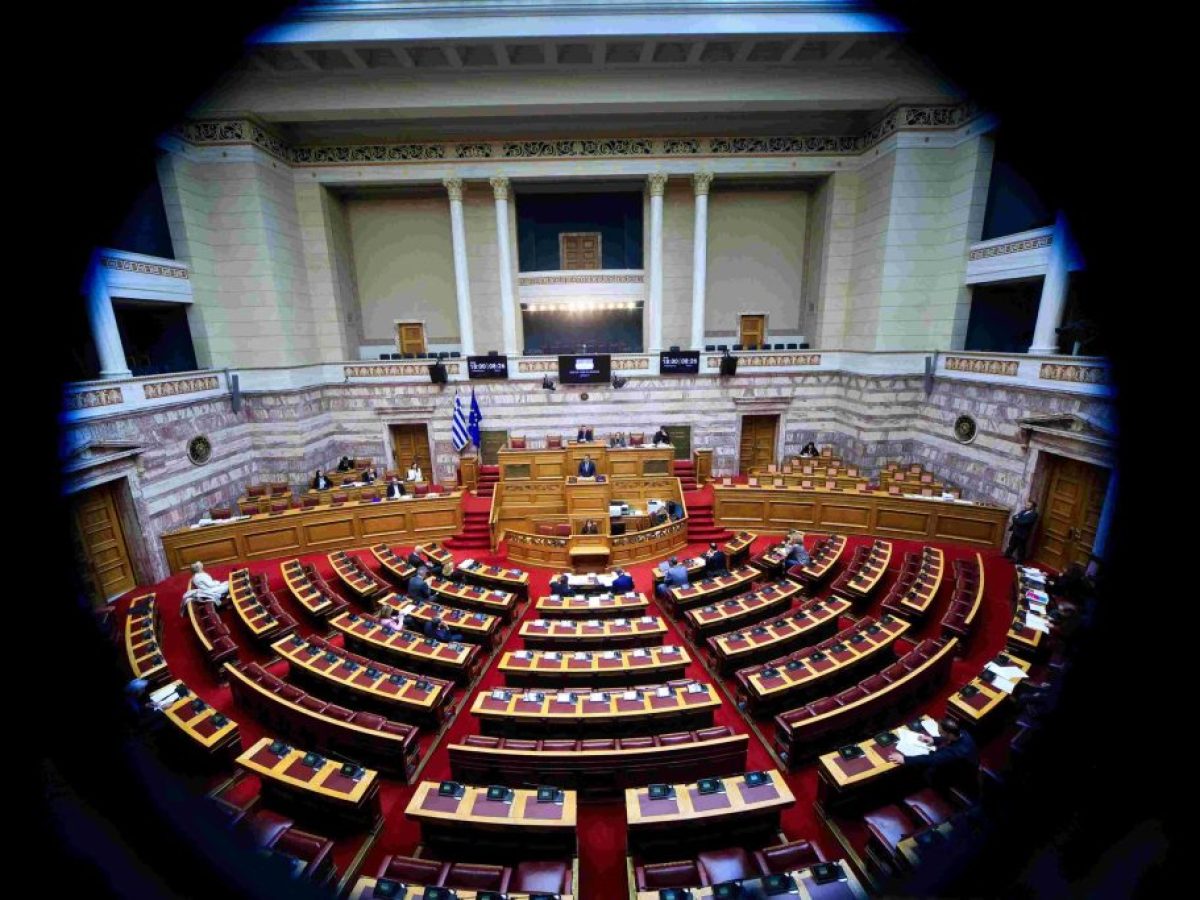 Βουλή: Υπερψηφίστηκε το νομοσχέδιο για τη δημόσια διοίκηση