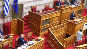 Βουλή: Μετωπική Κυβέρνησης – ΠΑΣΟΚ για Κοβέσι και «γαλάζιους» αναφερόμενους