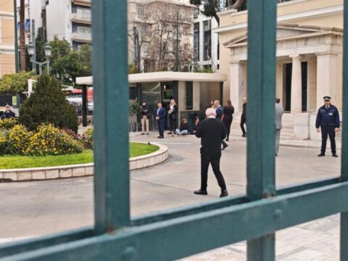 Βουλή: Τέσσερις διαδηλώτριες μπήκαν στο προαύλιο του Κοινοβουλίου – Προσπάθησαν να σηκώσουν πανό (Εικόνες)