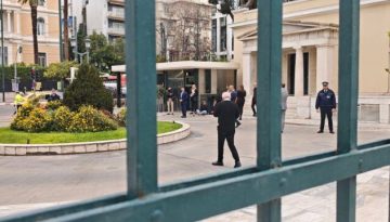 Βουλή: Τέσσερις διαδηλώτριες μπήκαν στο προαύλιο του Κοινοβουλίου – Προσπάθησαν να σηκώσουν πανό (Εικόνες)