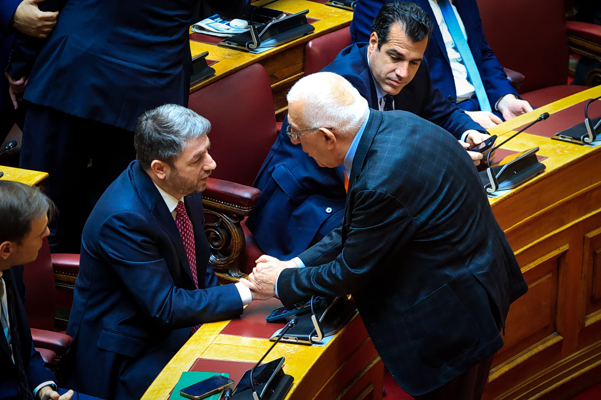 vouli-to-paraskinio-tis-epikinonias