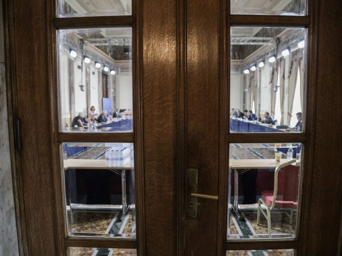 «Βουτιά» στον ελληνικό πολιτικό «μικρόκοσμο», όσο ο πλανήτης «φλέγεται»