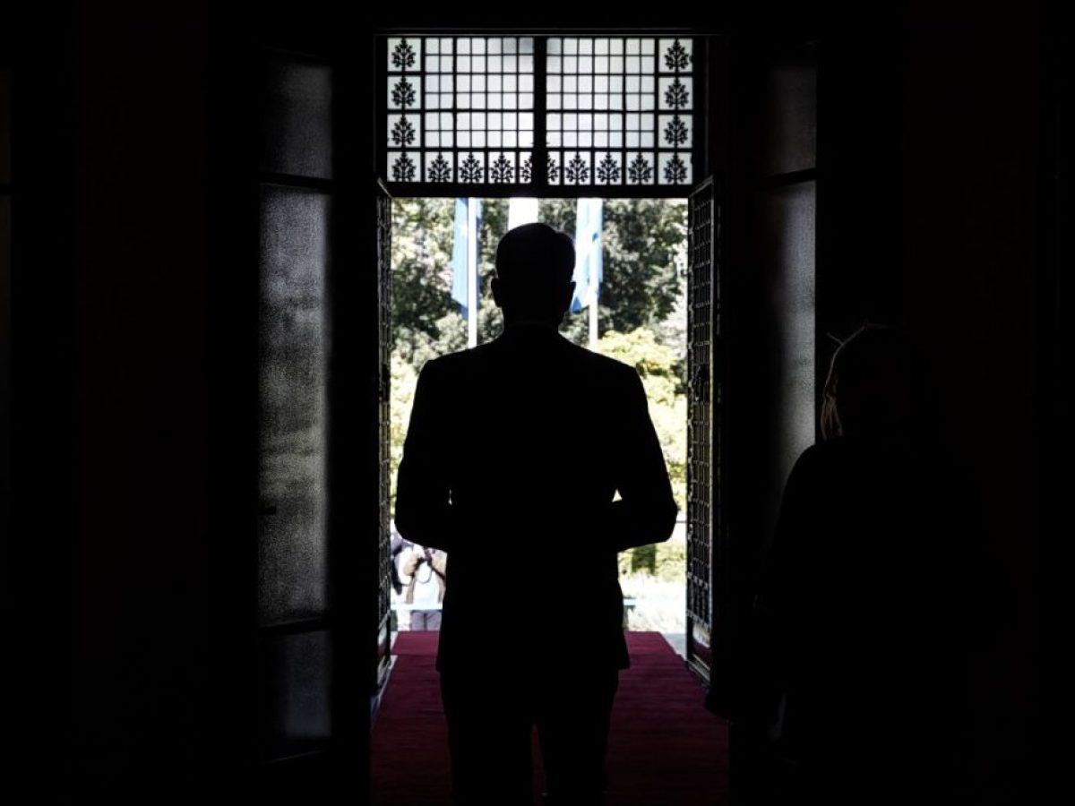 «Ξυπνήσαμε σε έναν εφιάλτη»: Το παρασκήνιο του ανασχηματισμού και η οργή των υπουργών