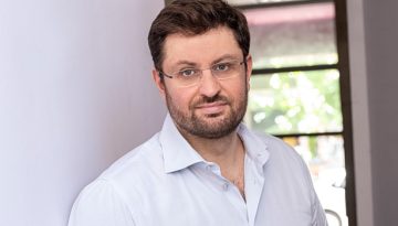 &Zeta;&alpha;&chi;&alpha;&rho;&iota;ά&delta;&eta;&sigmaf;: &Alpha;&nu;&tau;&iota;&delta;&eta;&mu;&omicron;&kappa;&rho;&alpha;&tau;&iota;&kappa;ό &pi;&alpha;&rho;&alpha;&lambda;ή&rho;&eta;&mu;&alpha; &Gamma;&epsilon;&omega;&rho;&gamma;&iota;ά&delta;&eta;, &mu;&epsilon; &tau;&eta;&nu; &kappa;ά&lambda;&upsilon;&psi;&eta; &Mu;&eta;&tau;&sigma;&omicron;&tau;ά&kappa;&eta; &ndash; &Nu;&alpha; &alpha;&pi;&omicron;&pi;&epsilon;&mu;&phi;&theta;&epsilon;ί