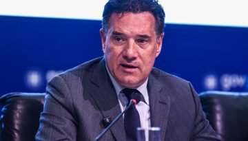Άδωνις Γεωργιάδης: Στοχευμένα Μέτρα για την Προστασία των Ανηλίκων από τον Ψηφιακό Εθισμό