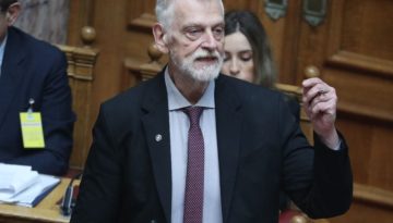 Άγιο Φως υπό σκιά πολέμου –Ο Λοβέρδος στο pagenews.gr για το εκρηκτικό γεωπολιτικό περιβάλλον