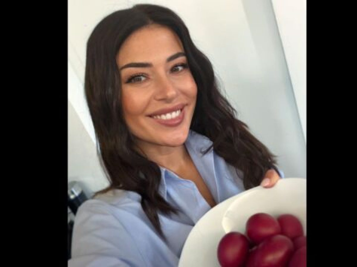 Αφροδίτη Λατινοπούλου: Οι ευχές της για το Πάσχα κρατώντας πιάτο με κόκκινα αυγά (Εικόνα)