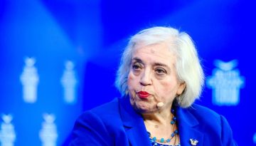 Αλ. Παπαδοπούλου στους Δελφούς: Αναγκαίος ο επαναπροσδιορισμός της ελληνικής πολιτικής απέναντι στις ΗΠΑ