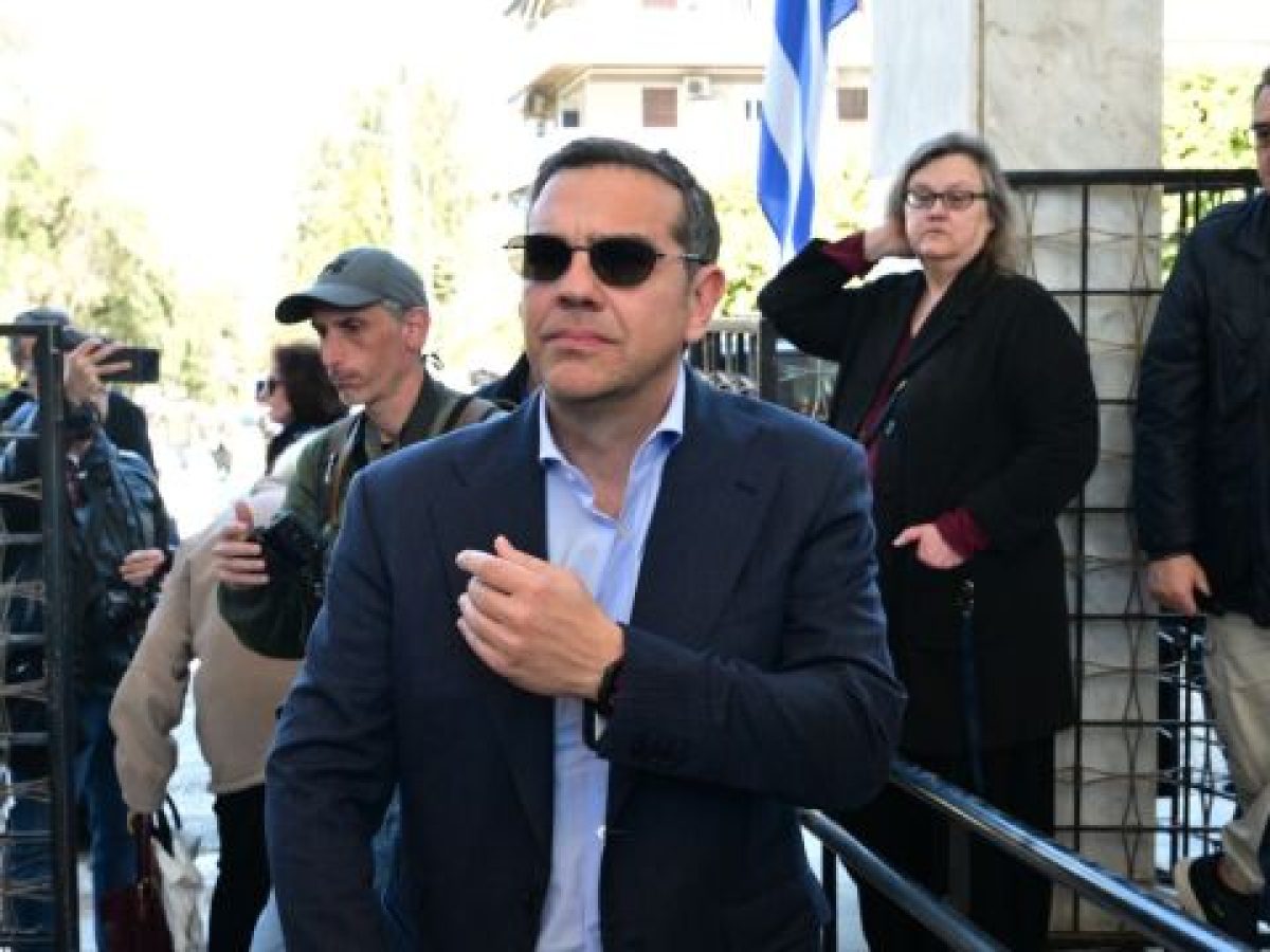Αλέξης Τσίπρας:  Παρών στην κηδεία του Βασίλη Ρίζου, γιου της Θεανώς Φωτίου  (Βίντεο)