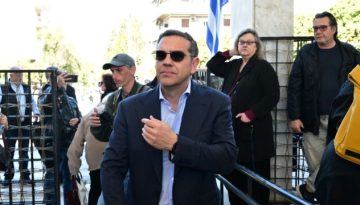 Αλέξης Τσίπρας:  Παρών στην κηδεία του Βασίλη Ρίζου, γιου της Θεανώς Φωτίου  (Βίντεο)