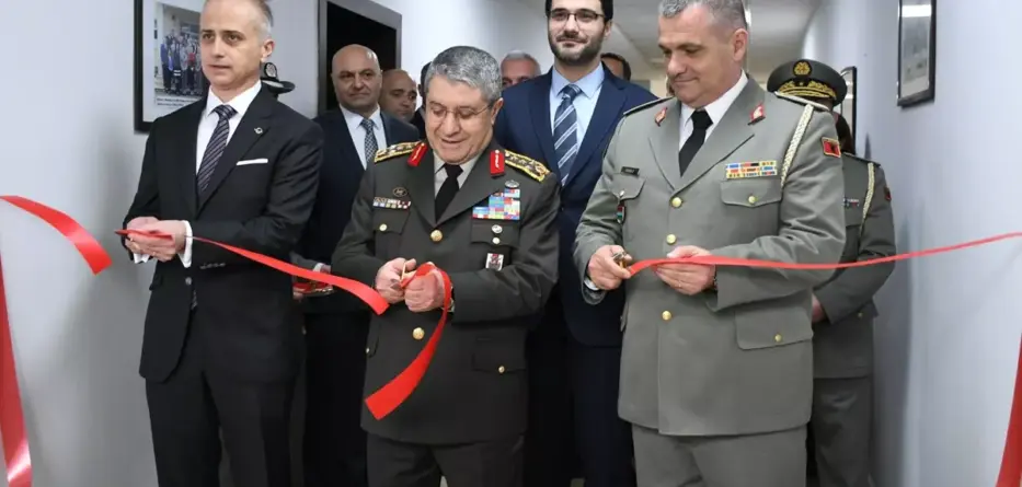 Αlvani-stratiotiki-miloun-tourkika-–