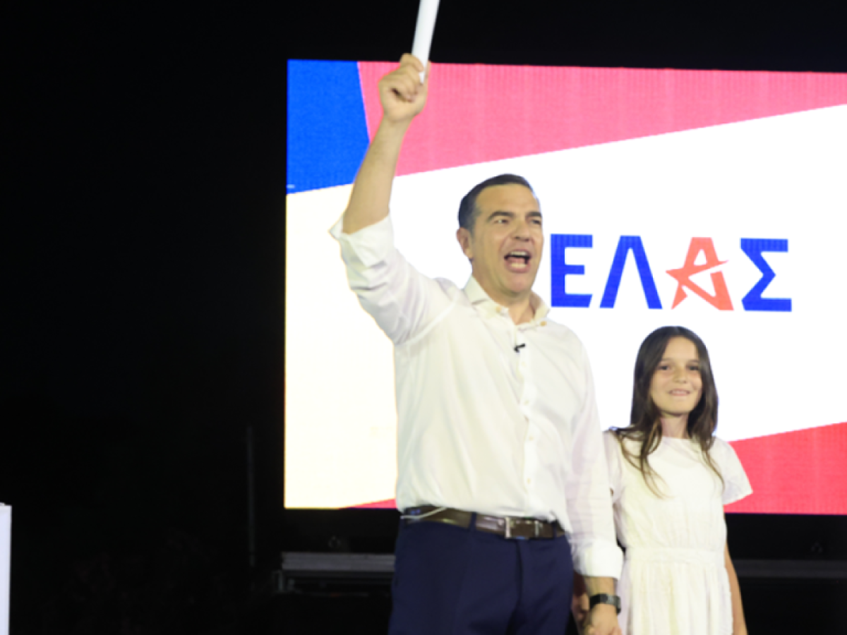 &Alpha;&lambda;έ&xi;&eta;&sigmaf; &Tau;&sigma;ί&pi;&rho;&alpha;&sigmaf;: &Eta; &sigma;&tau;&iota;&gamma;&mu;ή &pi;&omicron;&upsilon; &alpha;&nu;&alpha;&kappa;&omicron;&iota;&nu;ώ&nu;&epsilon;&iota; &tau;&omicron; &nu;έ&omicron; &tau;&omicron;&upsilon; &kappa;ό&mu;&mu;&alpha;, &laquo;&Epsilon;&lambda;&lambda;&eta;&nu;&iota;&kappa;ή &Alpha;&rho;&iota;&sigma;&tau;&epsilon;&rho;ή &Sigma;&upsilon;&mu;&pi;&alpha;&rho;ά&tau;&alpha;&xi;&eta;&raquo; &ndash; &Delta;&epsilon;ί&tau;&epsilon; &beta;ί&nu;&tau;&epsilon;&omicron;
