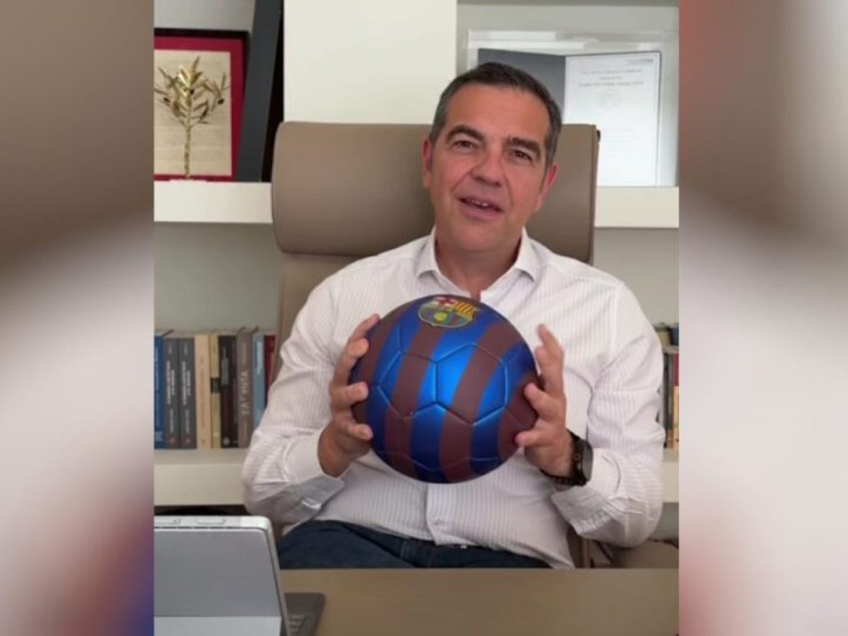 &Alpha;&lambda;έ&xi;&eta;&sigmaf; &Tau;&sigma;ί&pi;&rho;&alpha;&sigmaf;: &Sigma;&tau;&alpha; &chi;&rho;ώ&mu;&alpha;&tau;&alpha; &tau;&eta;&sigmaf; &Mu;&pi;&alpha;&rho;&tau;&sigma;&epsilon;&lambda;ό&nu;&alpha; &tau;&omicron; &nu;έ&omicron; &tau;&omicron;&upsilon; &kappa;ό&mu;&mu;&alpha; &ndash; &laquo;&Tau;&omicron; &mu;&pi;&lambda;&epsilon; &gamma;&iota;&alpha; &tau;&eta;&nu; &pi;&alpha;&tau;&rho;ί&delta;&alpha;, &tau;&omicron; &kappa;ό&kappa;&kappa;&iota;&nu;&omicron; &gamma;&iota;&alpha; &tau;&omicron;&upsilon;&sigmaf; &alpha;&gamma;ώ&nu;&epsilon;&sigmaf; &mu;&alpha;&sigmaf;&raquo;