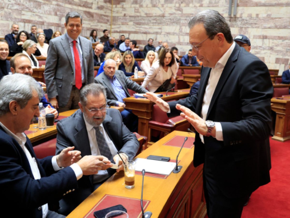 &Alpha;&nu;&alpha;&tau;&alpha;&rho;ά&xi;&epsilon;&iota;&sigmaf; &sigma;&tau;&omicron;&nu; &Sigma;&Upsilon;&Rho;&Iota;&Zeta;&Alpha; &epsilon;&nu;ό&psi;&epsilon;&iota; &tau;&omicron;&upsilon; &kappa;ό&mu;&mu;&alpha;&tau;&omicron;&sigmaf; &Tau;&sigma;ί&pi;&rho;&alpha;: &Tau;&omicron; &tau;&eta;&lambda;&epsilon;&phi;ώ&nu;&eta;&mu;&alpha; &Phi;ά&mu;&epsilon;&lambda;&lambda;&omicron;&upsilon;-&Pi;&omicron;&lambda;ά&kappa;&eta; &kappa;&alpha;&iota; &omicron;&iota; 3 &laquo;&kappa;ό&kappa;&kappa;&iota;&nu;&epsilon;&sigmaf; &gamma;&rho;&alpha;&mu;&mu;έ&sigmaf;&raquo; &tau;&omicron;&upsilon; &pi;&rho;ώ&eta;&nu; &pi;