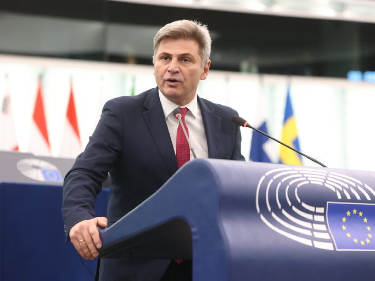 &Alpha;&nu;&alpha;&beta;&alpha;&theta;&mu;&iota;&sigma;&mu;έ&nu;&omicron;&sigmaf; &rho;ό&lambda;&omicron;&sigmaf; &gamma;&iota;&alpha; &tau;&omicron;&nu; &Nu;&iota;&kappa;ό&lambda;&alpha; &Phi;&alpha;&rho;&alpha;&nu;&tau;&omicron;ύ&rho;&eta; &sigma;&tau;&omicron; &Epsilon;&upsilon;&rho;&omega;&kappa;&omicron;&iota;&nu;&omicron;&beta;&omicron;ύ&lambda;&iota;&omicron; &ndash; &Alpha;&nu;&alpha;&lambda;&alpha;&mu;&beta;ά&nu;&epsilon;&iota; &tau;&rho;&epsilon;&iota;&sigmaf; &kappa;&rho;ί&sigma;&iota;&mu;&epsilon;&sigmaf; &epsilon;&pi;&iota;&tau;&rho;&omicron;&pi;έ&sigmaf; &mu;&epsilon;&tau;ά &tau;&eta;&nu; έ&nu;&tau;&alpha;&xi;&eta;