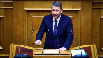 &Alpha;&nu;&delta;&rho;&omicron;&upsilon;&lambda;ά&kappa;&eta;&sigmaf;: &laquo;&Tau;&omicron; &Pi;&alpha;&Sigma;&omicron;&Kappa; &epsilon;ί&nu;&alpha;&iota; &delta;&eta;&mu;&omicron;&kappa;&rho;&alpha;&tau;&iota;&kappa;ό &kappa;ό&mu;&mu;&alpha;, ό&chi;&iota; &pi;&alpha;&rho;&alpha;&kappa;&rho;&alpha;&tau;&iota;&kappa;ό &ndash; &Tau;έ&lambda;&omicron;&sigmaf; &tau;&alpha; &pi;&alpha;&zeta;ά&rho;&iota;&alpha;&raquo;