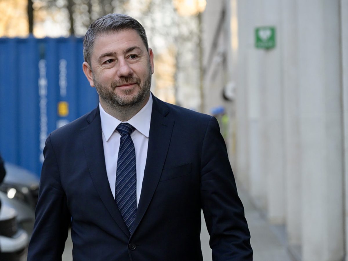 &Alpha;&nu;&delta;&rho;&omicron;&upsilon;&lambda;ά&kappa;&eta;&sigmaf; vs &Tau;&sigma;ί&pi;&rho;&alpha;&sigmaf;: &Tau;&omicron; &upsilon;&pi;&epsilon;&rho;&alpha;&tau;&omicron;ύ &tau;&eta;&sigmaf; &Kappa;&epsilon;&nu;&tau;&rho;&omicron;&alpha;&rho;&iota;&sigma;&tau;&epsilon;&rho;ά&sigmaf;