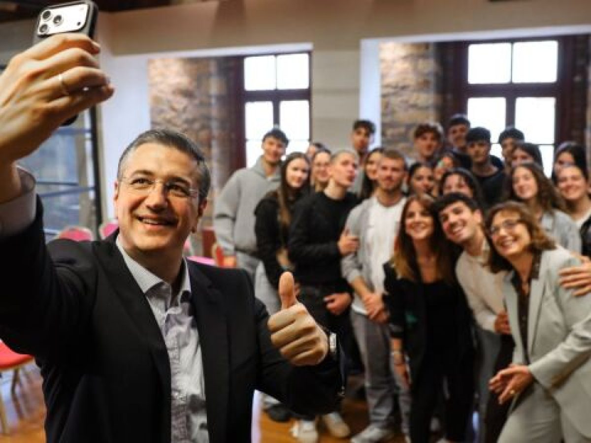 &Alpha;&pi;ό&sigma;&tau;&omicron;&lambda;&omicron;&sigmaf; &Tau;&zeta;&iota;&tau;&zeta;&iota;&kappa;ώ&sigma;&tau;&alpha;&sigmaf;: &Sigma;&tau;&eta; &Theta;&rho;ά&kappa;&eta; &alpha;&nu;&tau;&iota;&kappa;&alpha;&tau;&omicron;&pi;&tau;&rho;ί&zeta;&epsilon;&tau;&alpha;&iota; &eta; &epsilon;&iota;&kappa;ό&nu;&alpha; &tau;&eta;&sigmaf; &Epsilon;&upsilon;&rho;ώ&pi;&eta;&sigmaf; &pi;&omicron;&upsilon; &pi;&rho;&omicron;&sigma;&tau;&alpha;&tau;&epsilon;ύ&epsilon;&iota;, &sigma;&upsilon;&nu;&epsilon;&rho;&gamma;ά&zeta;&epsilon;&tau;&alpha;&iota; &kappa;&alpha;&iota; &alpha;&nu;&alpha;&pi;&tau;ύ&sigma;&sigma;&epsilon;&tau;&alpha;&iota; (