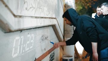 O Κωνσταντίνος Κυρανάκης έσβησε με μπογιά γκράφιτι στον σταθμό του ΗΣΑΠ στον Ταύρο