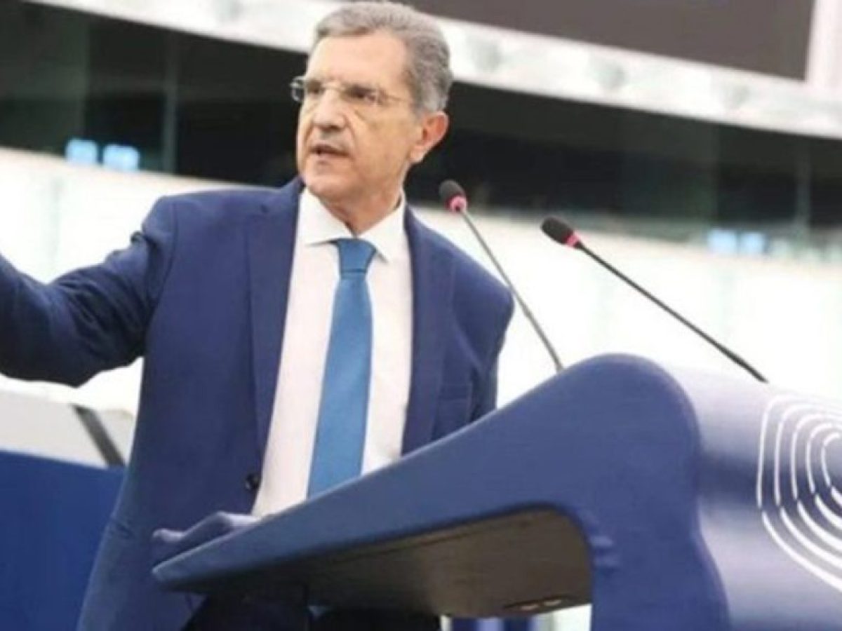 &Alpha;&upsilon;&tau;&iota;ά&sigmaf; &sigma;&tau;&eta; &Kappa;&omicron;&mu;&iota;&sigma;&iota;ό&nu;: Ά&mu;&epsilon;&sigma;&eta; &alpha;ύ&xi;&eta;&sigma;&eta; &tau;&omega;&nu; &kappa;&omicron;&iota;&nu;&omega;&nu;&iota;&kappa;ώ&nu; &kappa;&omicron;&nu;&delta;&upsilon;&lambda;ί&omega;&nu;