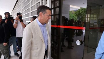 «Χωρίς δικαιοσύνη η δημοκρατία εκφυλλίζεται»: Στον Άρειο Πάγο ο Τσίπρας, κατέθεσε υπογραφές για την ΕΛΑΣ