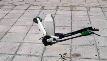 Χρυσοχοΐδης για ηλεκτρικά πατίνια: «Δεν θα έπρεπε να υπάρχουν»