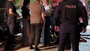 Χρυσοχοΐδης και Αγαπηδάκη στο Ίλιον μετά τη μεγάλη φωτιά που κατέστρεψε διαμερίσματα