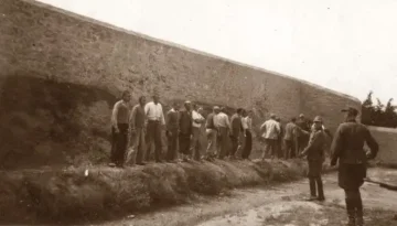 Δάσκαλοι στον τοίχο της Καισαριανής, Πρωτομαγιά του 1944. «…Ν’ ανθίσει γέλιο στις ματιές, να λάμψει ο κόσμος όλος…»