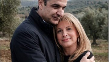Δεκανίκι του Μητσοτάκη, η Κάρυ και στήριγμά του, την επόμενη ημέρα για να παραμείνει πρωθυπουργός.