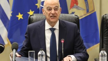 Δένδιας: «Εμβληματική πράξη αντίστασης όταν πριν 85 χρόνια οι Γλέζος και Σάντας κατέβασαν τη ναζιστική σημαία από την Ακρ