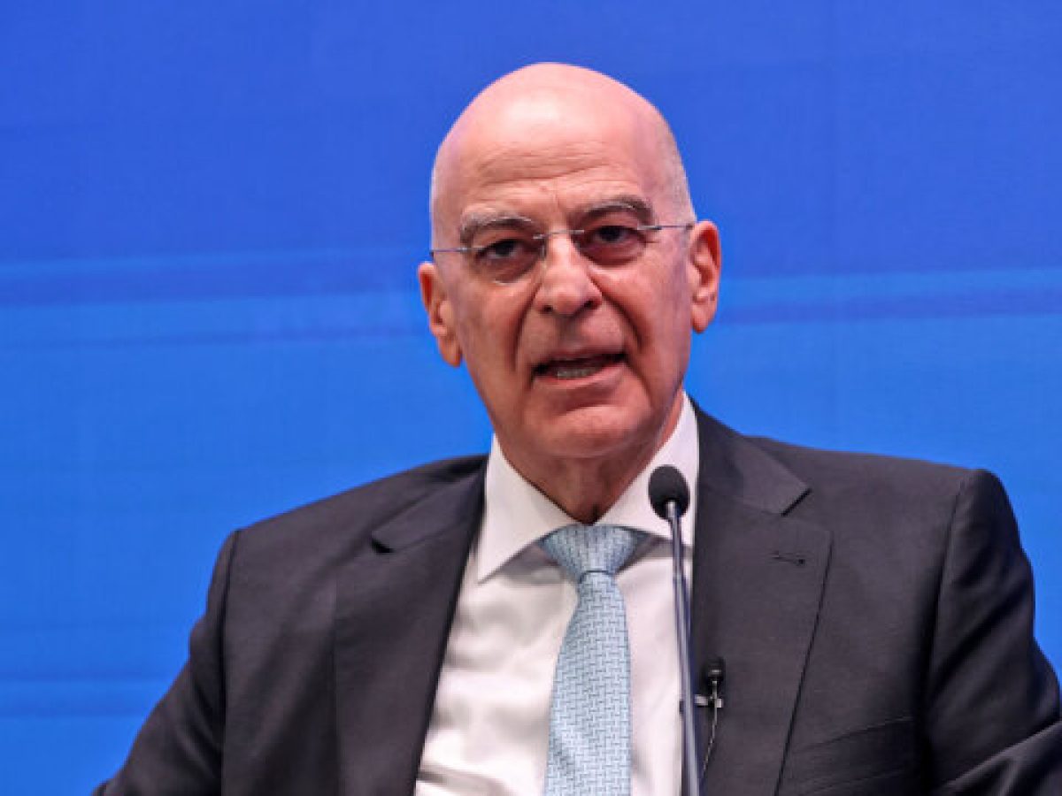 Δένδιας: Εμβληματική πράξη αντίστασης όταν πριν 85 χρόνια οι Γλέζος – Σάντας κατέβασαν τη ναζιστική σημαία από την Ακρόπο