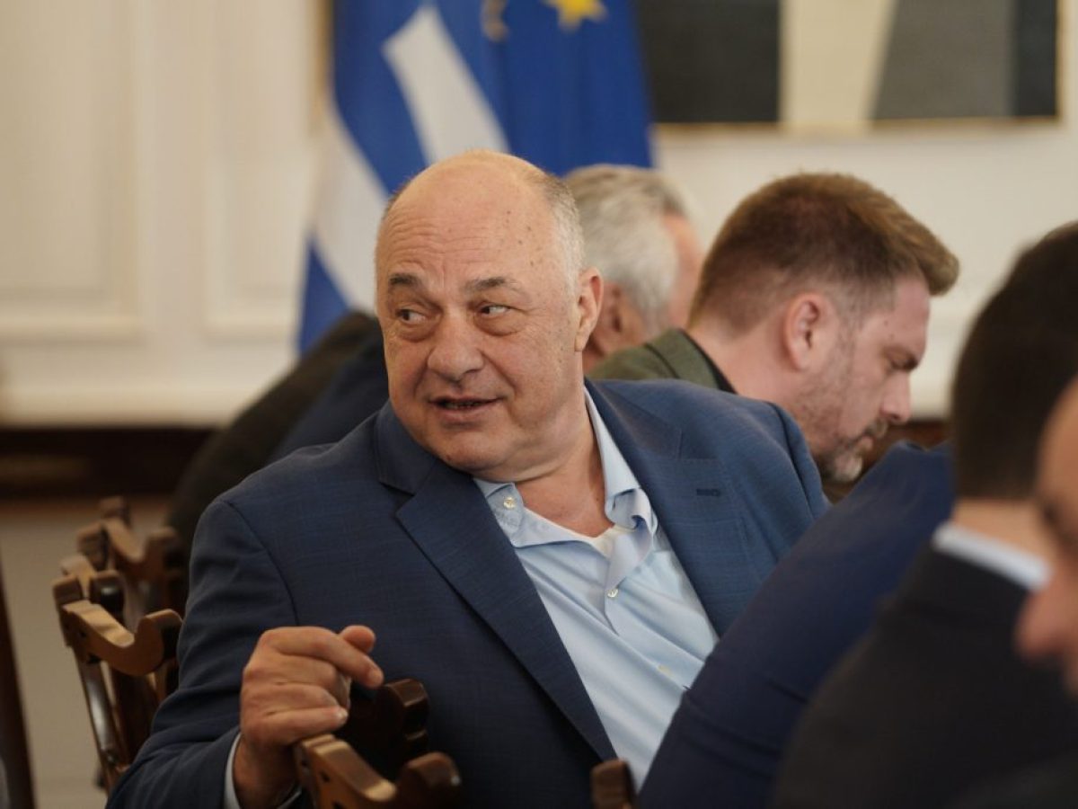 Δικαστήριο υποχρεώνει τον Μπέο να αποζημιώσει δημοσιογράφους που αποκάλεσε «άπλυτους» και «βρομιάρηδες»