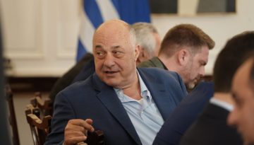 Δικαστήριο υποχρεώνει τον Μπέο να αποζημιώσει δημοσιογράφους που αποκάλεσε «άπλυτους» και «βρομιάρηδες»