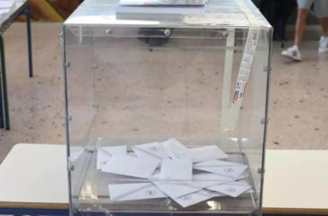 dimoskopisi-Real-Polls-stin-korifi