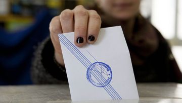 Δημοσκόπηση: Αντίπαλο δέος του Μητσοτάκη ο Τσίπρας – Τι περικόπτουν οι πολίτες λόγω του νέου κύματος ακρίβειας