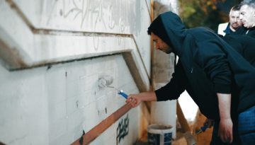 O Κυρανάκης έβαλε γάντια και… πήρε τη βούρτσα για τα γκράφιτι στον σταθμό του ΗΣΑΠ στον Ταύρο: “Να μην